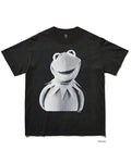 カーミット｜ジム・ヘンソンが生み出したマペットのキャラクターをプリントしたグラフィックTシャツ ブラック