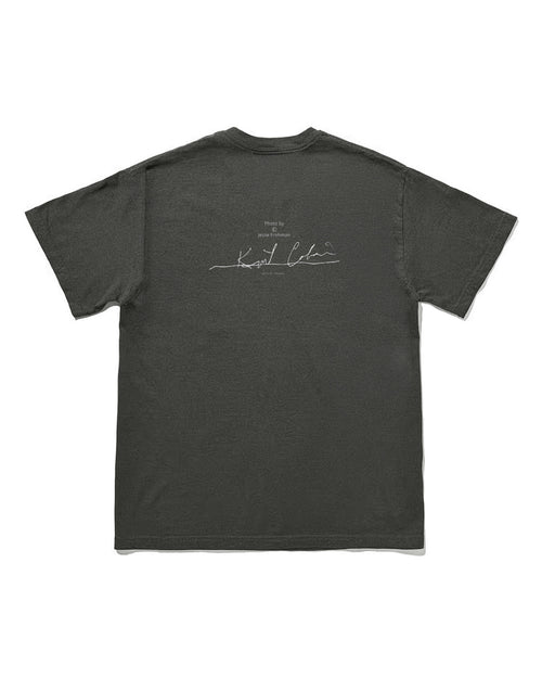 カート・コバーン（Kurt Cobain）｜Jesse Frohman撮影のポートレートをプリントしたフォトTシャツ（背面）