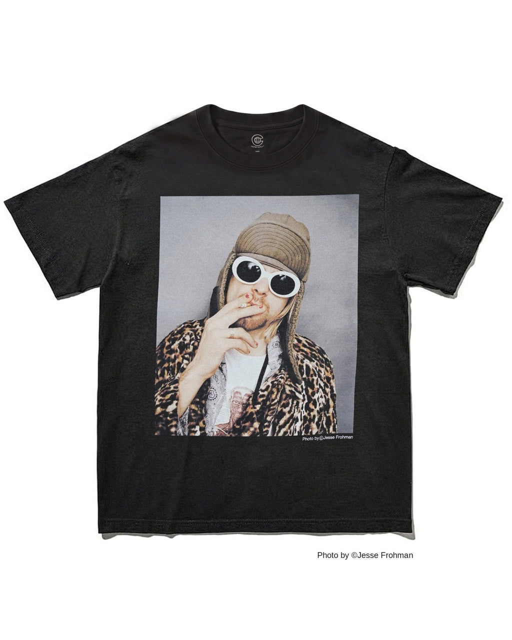 カート・コバーン（Kurt Cobain）｜Jesse Frohman撮影のポートレートをプリントしたフォトTシャツ ブラック