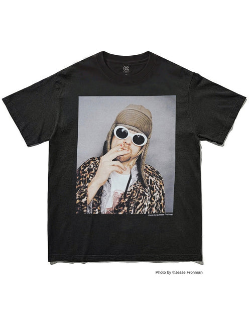 カート・コバーン（Kurt Cobain）｜Jesse Frohman撮影のポートレートをプリントしたフォトTシャツ ブラック