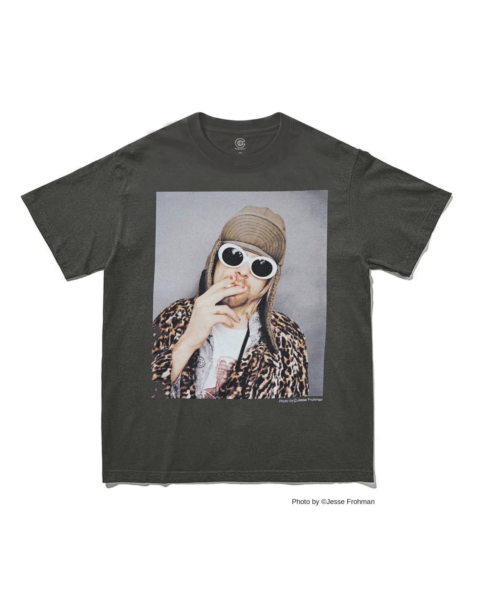  COBAIN カート・コバーン フォトプリント Tシャツ Kurt Cobain カート・コバーン フォトTシャツ スミクロ – CULTURE SUPPLY