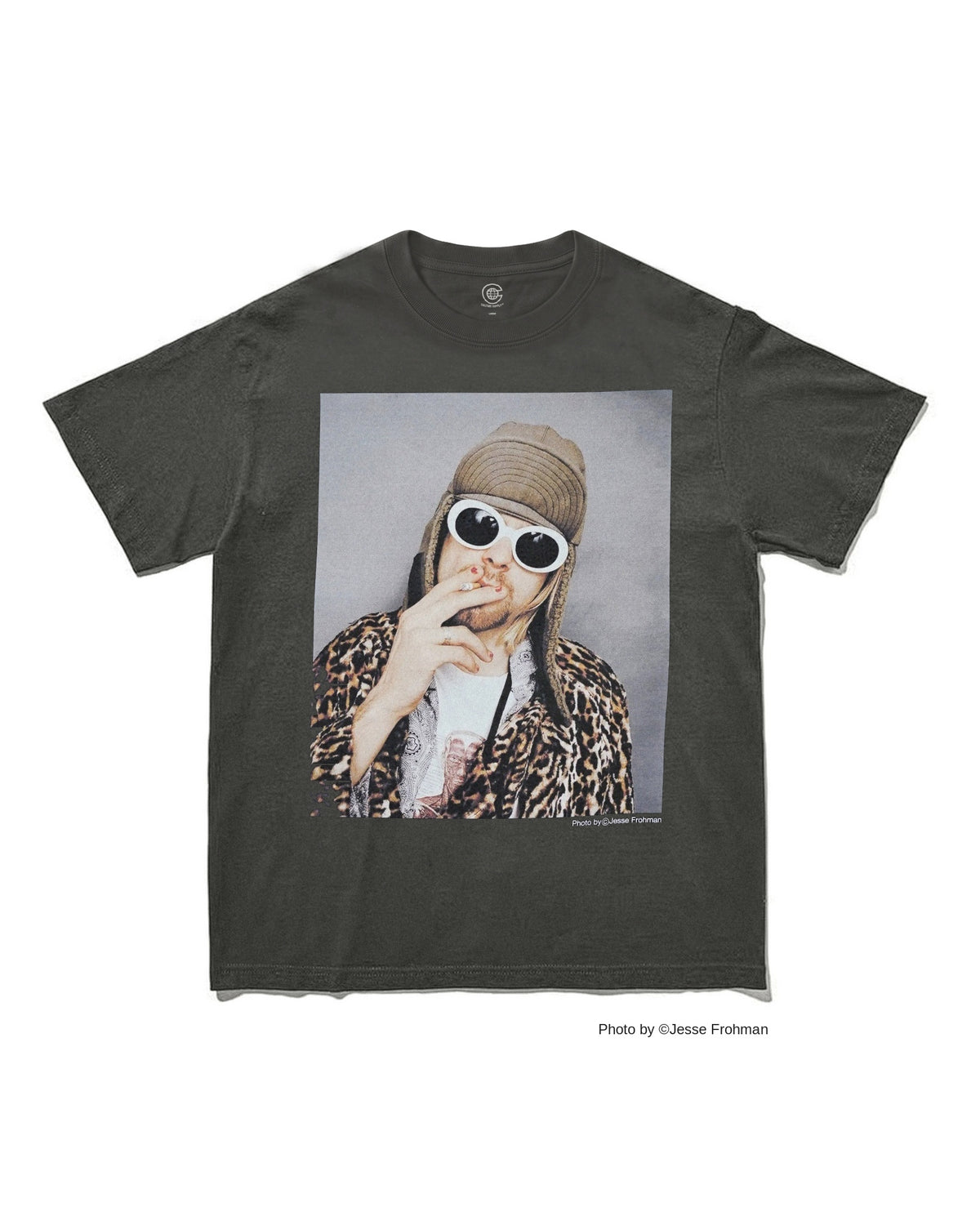 カート・コバーン（Kurt Cobain）｜Jesse Frohman撮影のポートレートをプリントしたフォトTシャツ