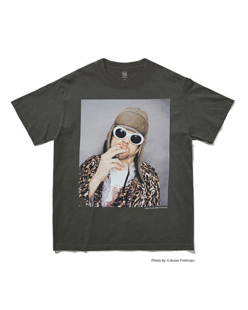 カート・コバーン（Kurt Cobain）｜Jesse Frohman撮影のポートレートをプリントしたフォトTシャツ