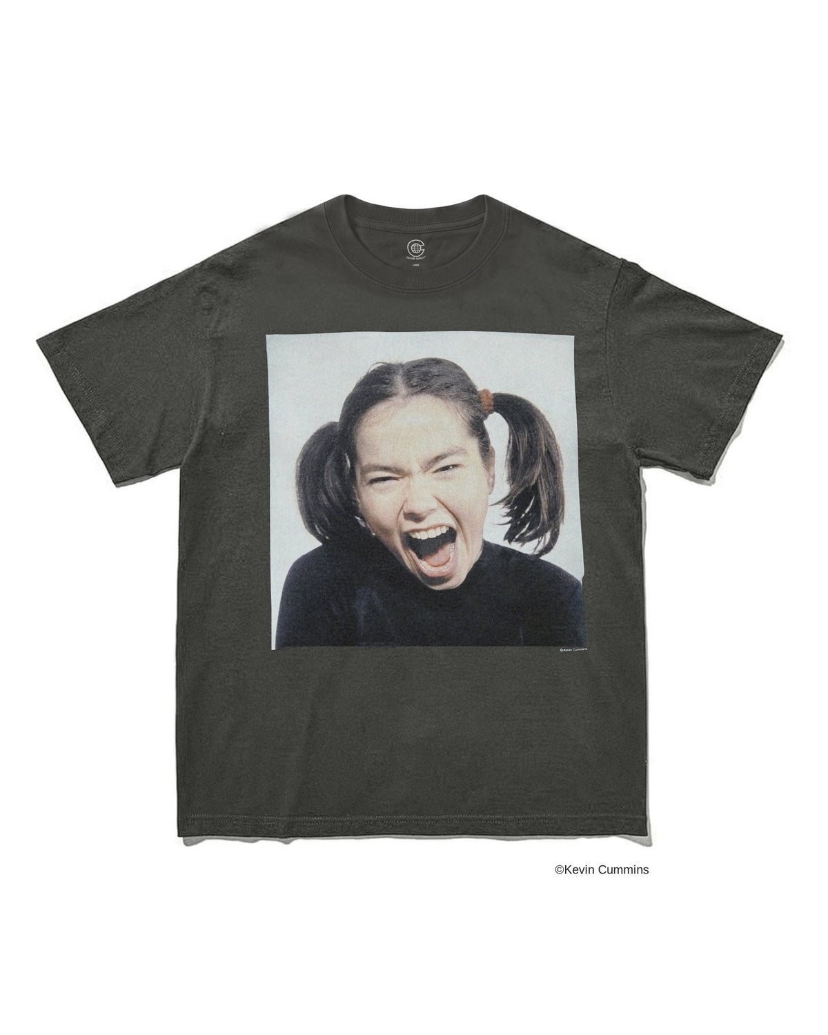 ビョーク（Björk）｜Kevin Cummins撮影のポートレートをプリントしたフォトTシャツ