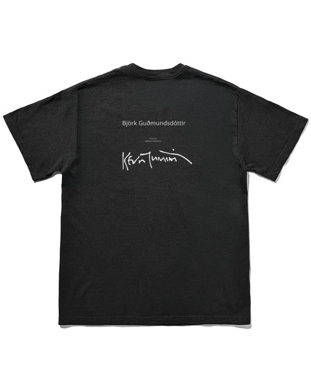 ビョーク（Björk）｜Kevin Cummins撮影のライブ写真をプリントしたフォトTシャツ（背面）