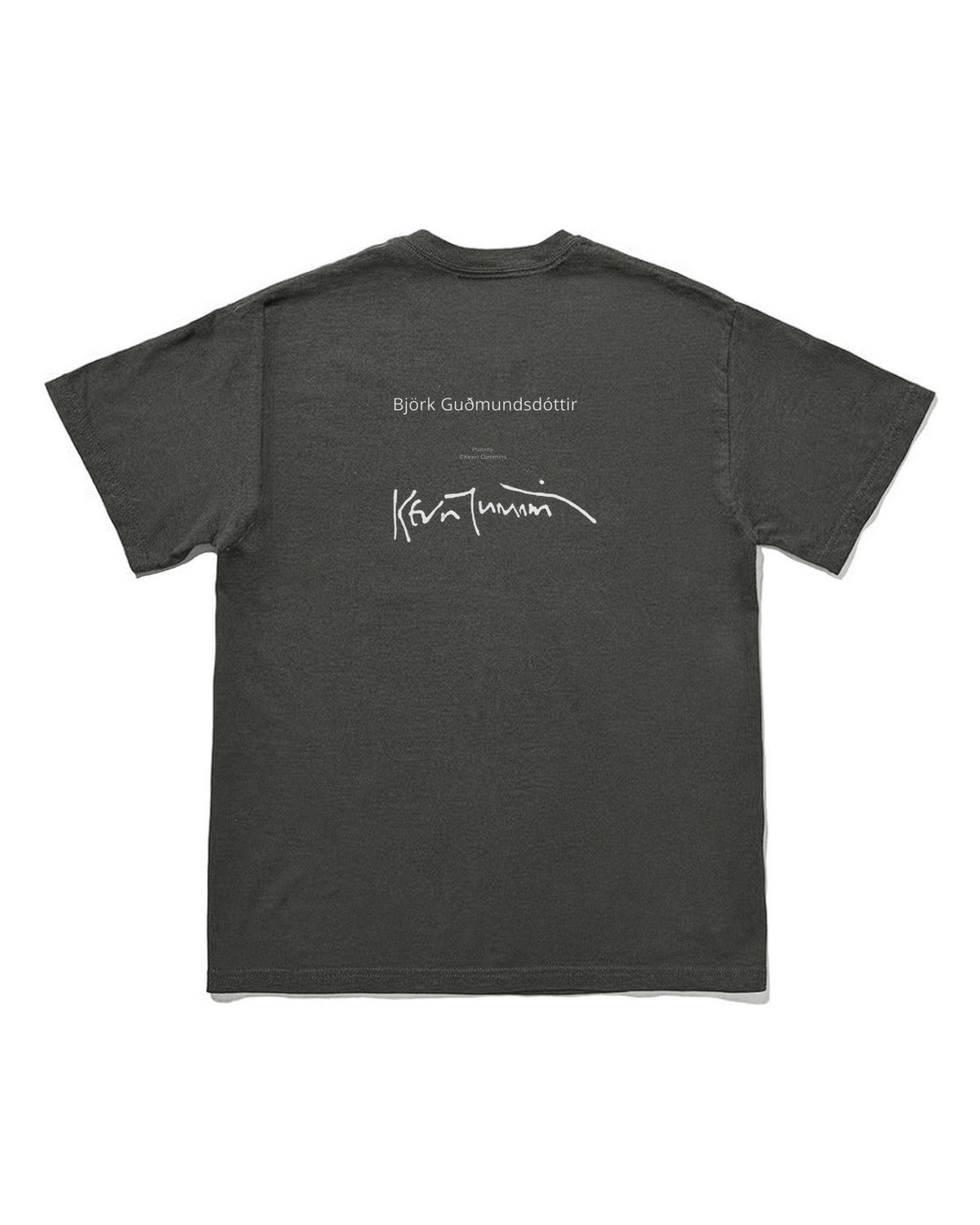 ビョーク（Björk）｜Kevin Cummins撮影のライブ写真をプリントしたフォトTシャツ（背面）