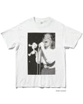 ビョーク（Björk）｜Kevin Cummins撮影のマイクを持つ写真をプリントしたフォトTシャツ