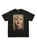 コートニー・ラヴ（Courtney Love）｜Kevin Cummins撮影のポートレートをプリントしたフォトTシャツ ブラック
