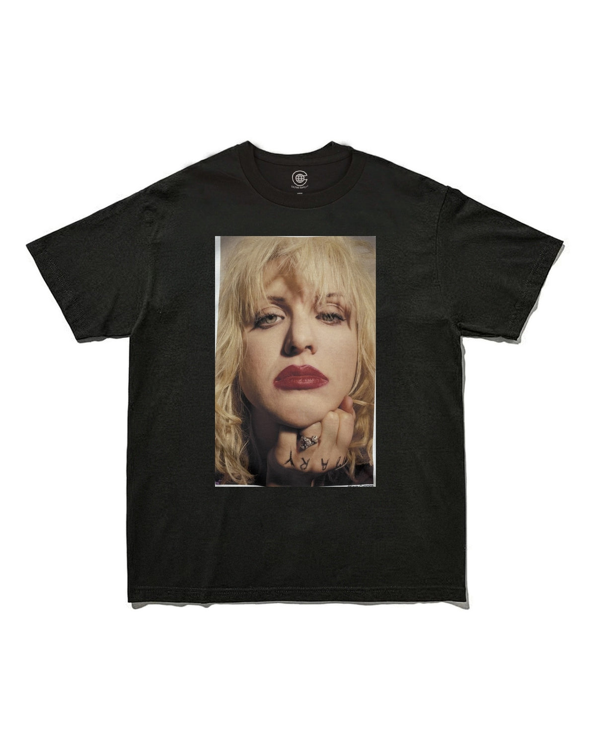 コートニー・ラヴ（Courtney Love）｜Kevin Cummins撮影のポートレートをプリントしたフォトTシャツ ブラック