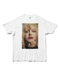コートニー・ラヴ（Courtney Love）｜Kevin Cummins撮影のポートレートをプリントしたフォトTシャツ ホワイト