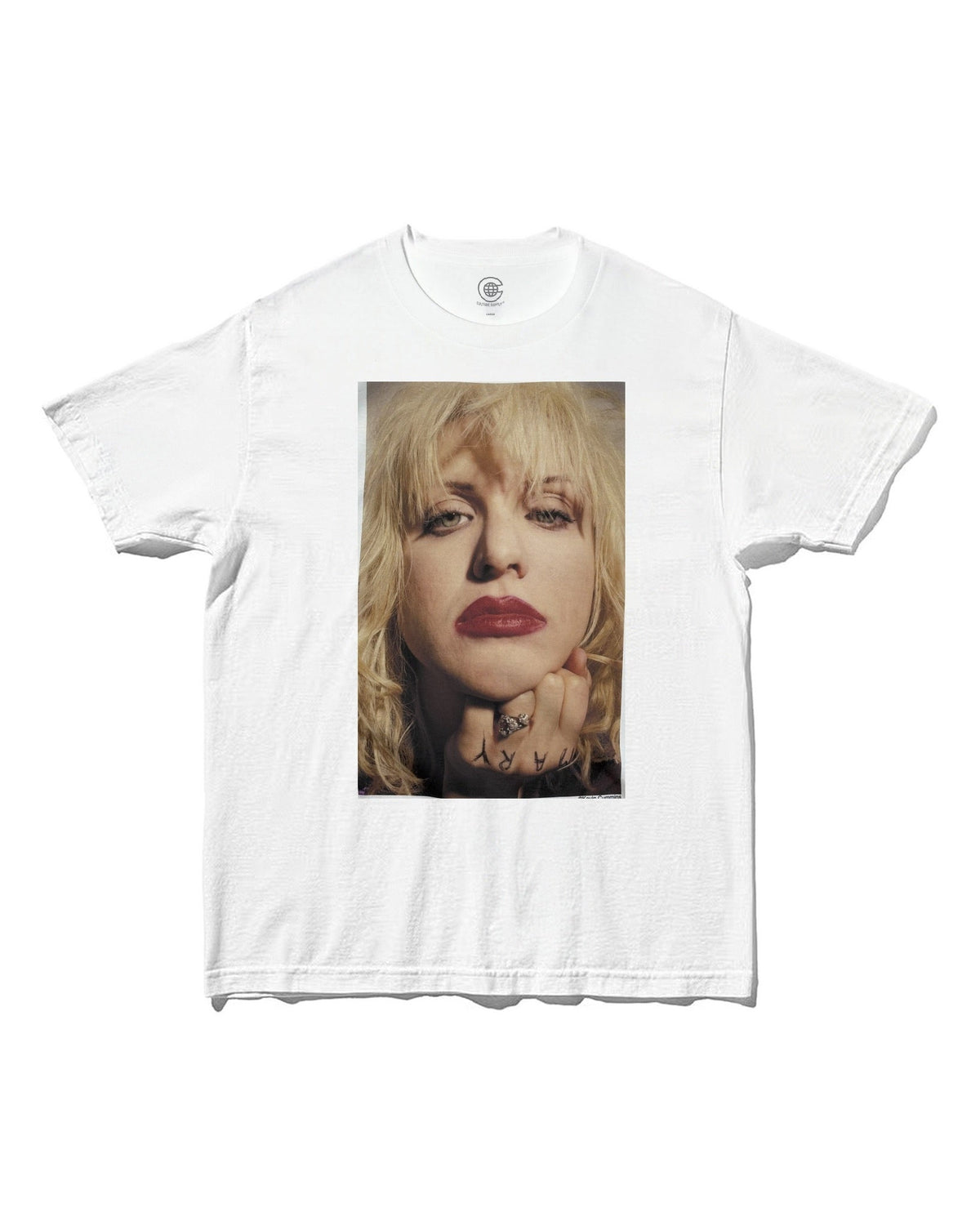コートニー・ラヴ（Courtney Love）｜Kevin Cummins撮影のポートレートをプリントしたフォトTシャツ ホワイト