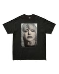 コートニー・ラヴ（Courtney Love）｜Kevin Cummins撮影のモノクロポートレートをプリントしたフォトTシャツ ブラック