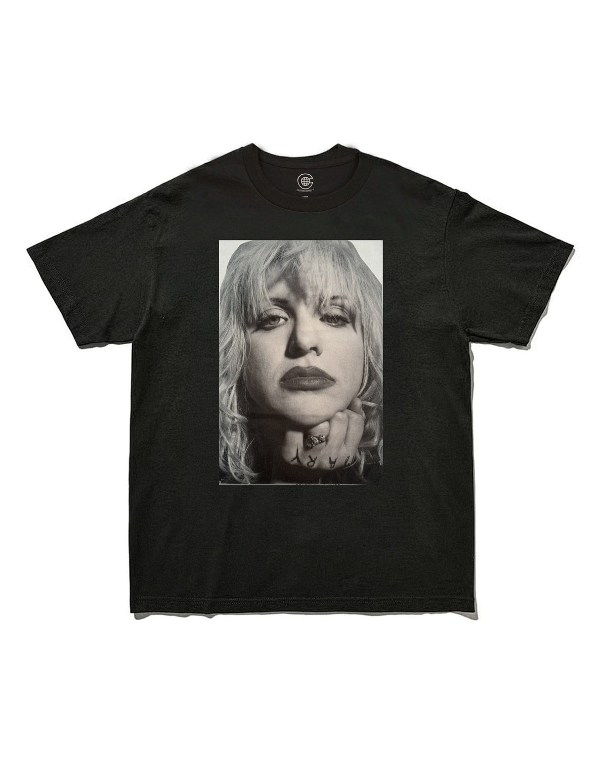 コートニー・ラヴ（Courtney Love）｜Kevin Cummins撮影のモノクロポートレートをプリントしたフォトTシャツ ブラック
