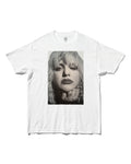 コートニー・ラヴ（Courtney Love）｜Kevin Cummins撮影のモノクロポートレートをプリントしたフォトTシャツ ホワイト