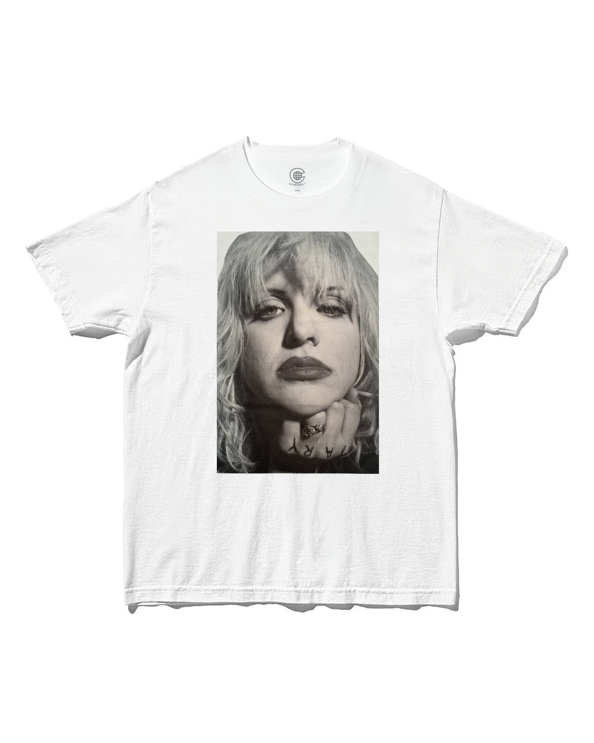 コートニー・ラヴ（Courtney Love）｜Kevin Cummins撮影のモノクロポートレートをプリントしたフォトTシャツ ホワイト