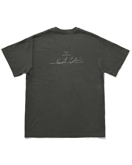 カート・コバーン（Kurt Cobain）｜Jesse Frohman撮影のポートレートをプリントしたフォトTシャツ（背面）