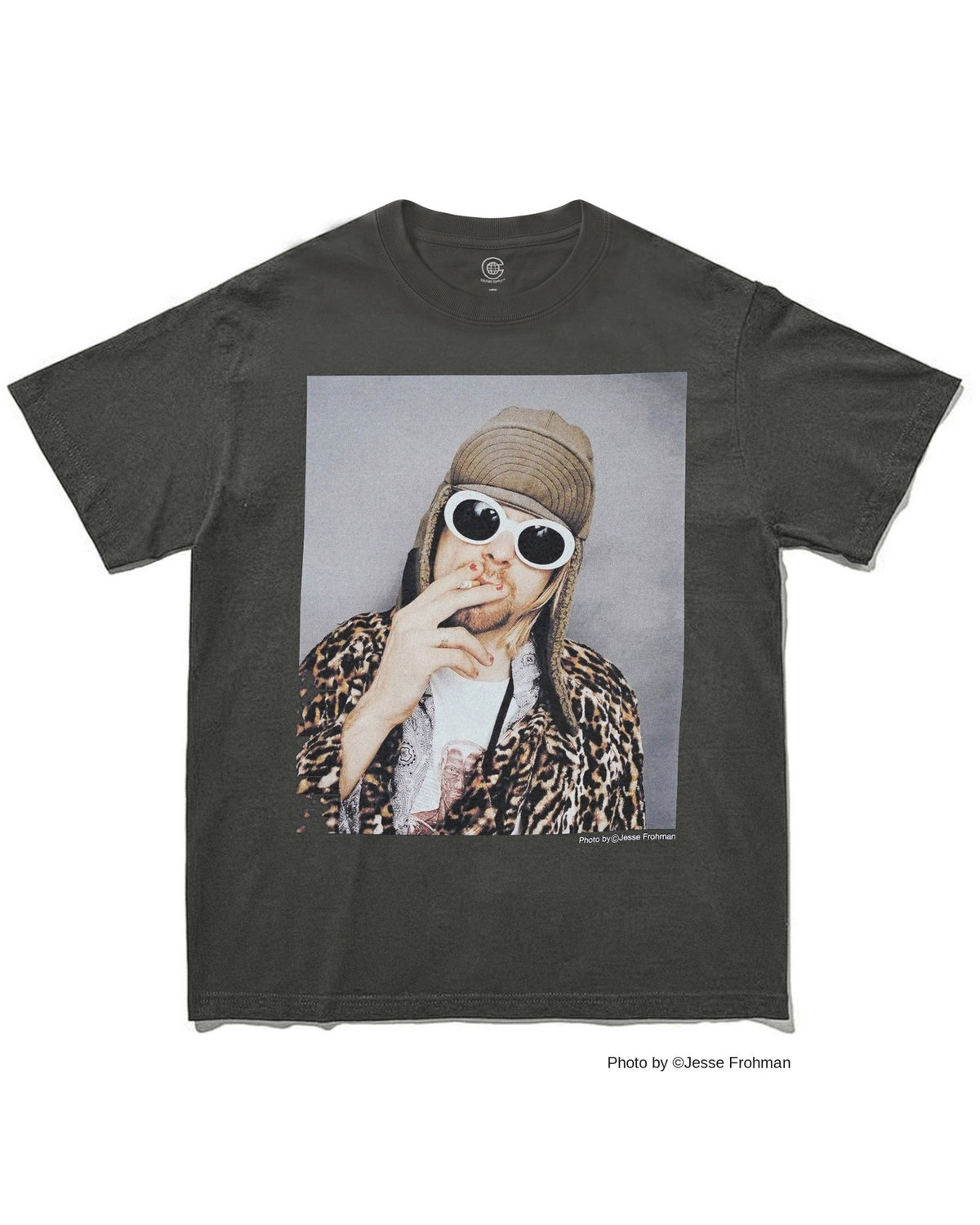 カート・コバーン（Kurt Cobain）｜Jesse Frohman撮影のポートレートをプリントしたフォトTシャツ