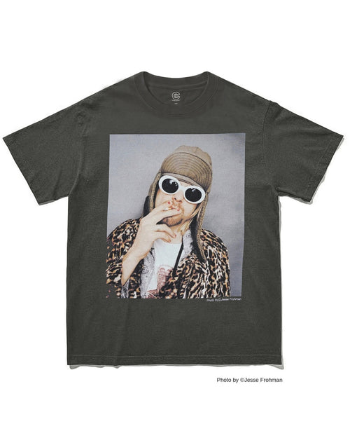 カート・コバーン（Kurt Cobain）｜Jesse Frohman撮影のポートレートをプリントしたフォトTシャツ