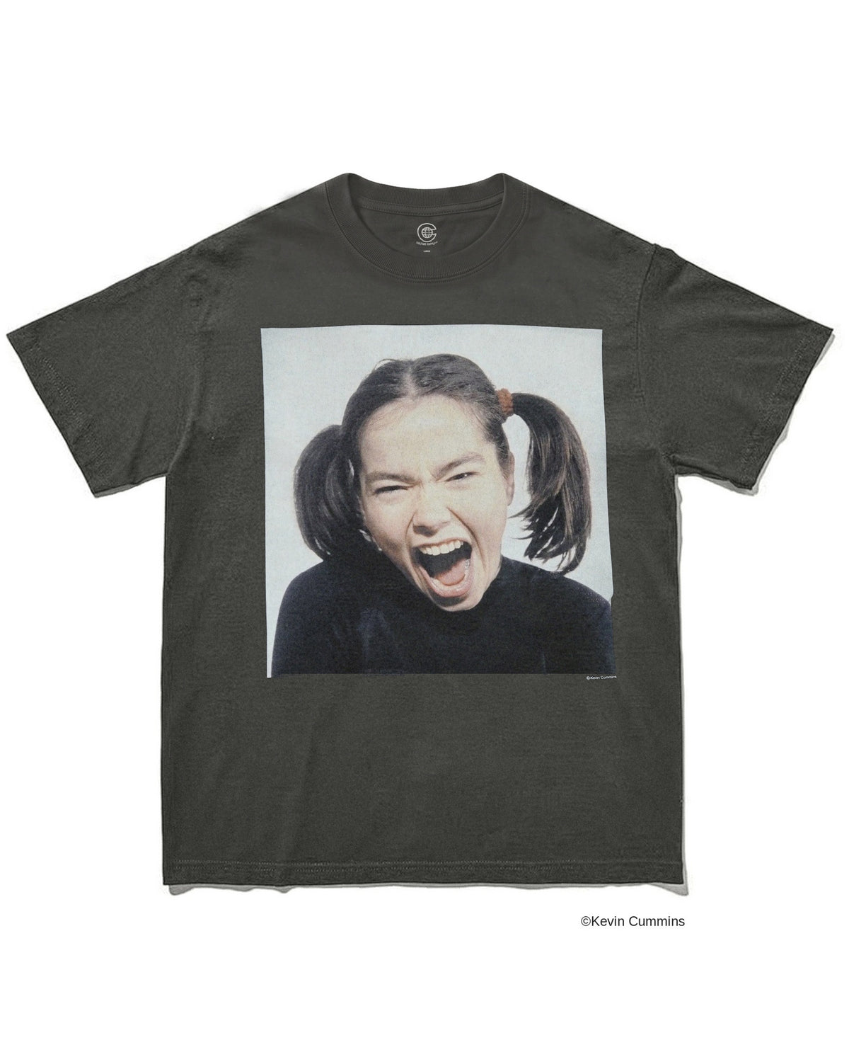 ビョーク（Björk）｜Kevin Cummins撮影のポートレートをプリントしたフォトTシャツ