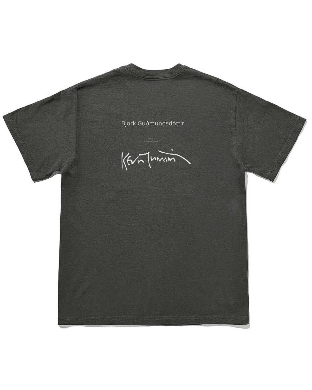 ビョーク（Björk）｜Kevin Cummins撮影のライブ写真をプリントしたフォトTシャツ（背面）