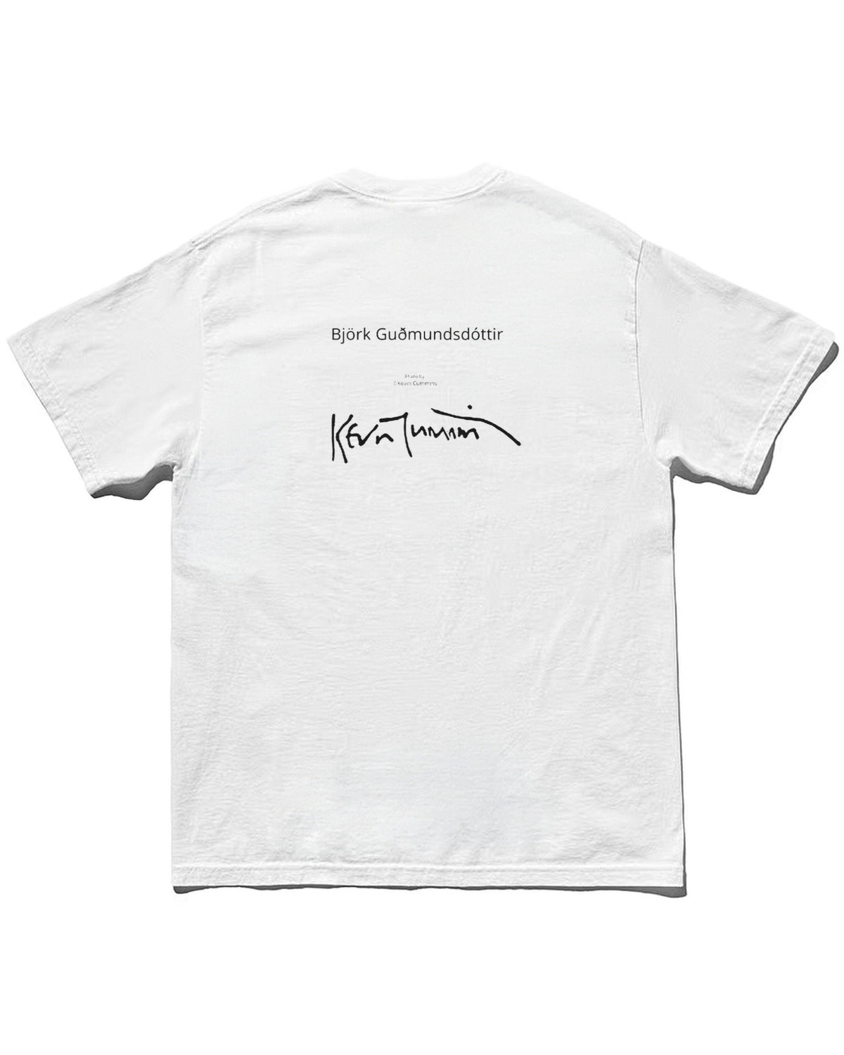ビョーク（Björk）｜Kevin Cummins撮影のマイクを持つ写真をプリントしたフォトTシャツ（背面）