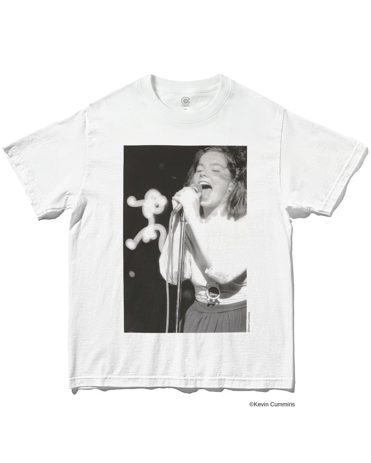 ビョーク（Björk）｜Kevin Cummins撮影のマイクを持つ写真をプリントしたフォトTシャツ
