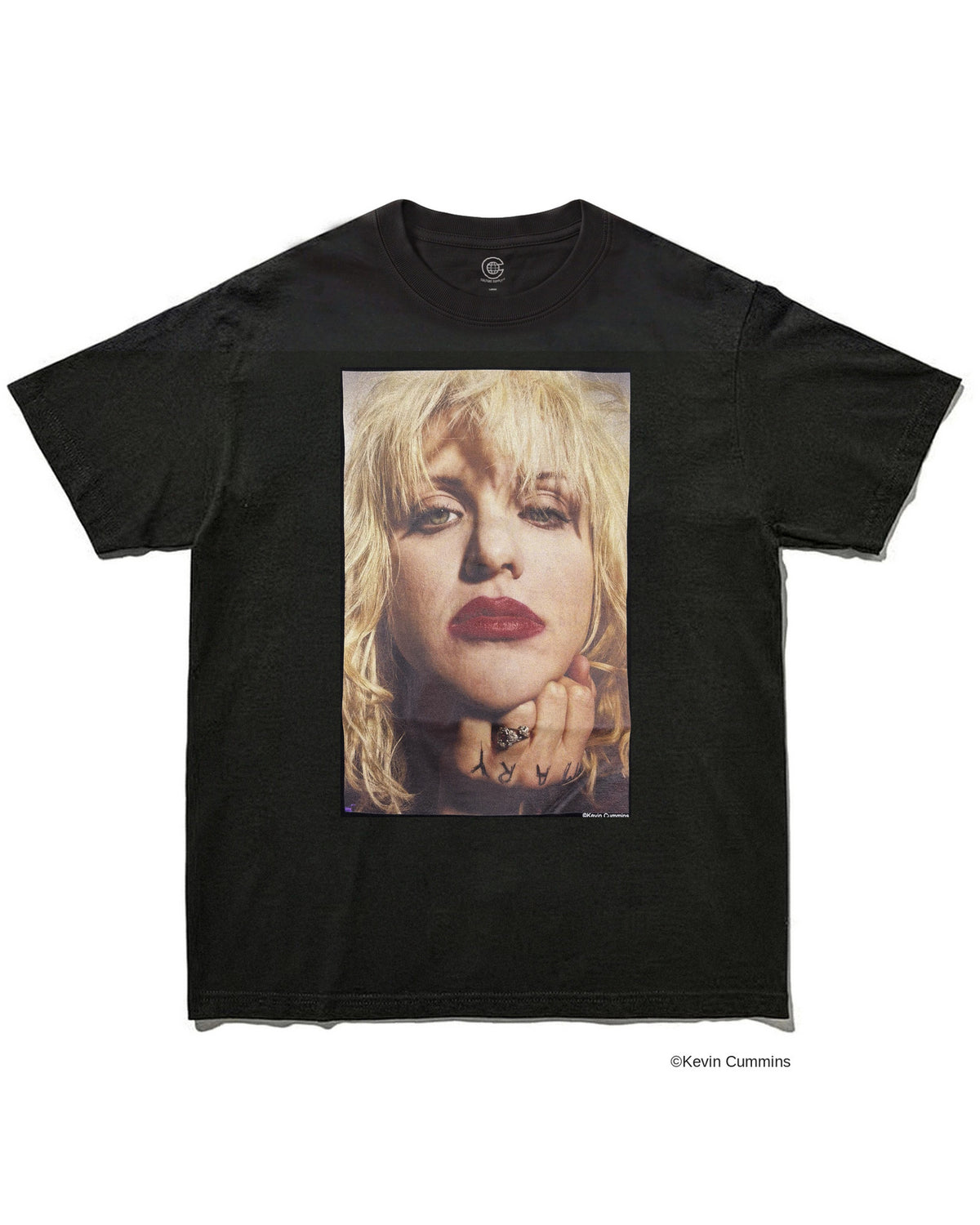 コートニー・ラヴ（Courtney Love）｜Kevin Cummins撮影のポートレートをプリントしたフォトTシャツ ブラック