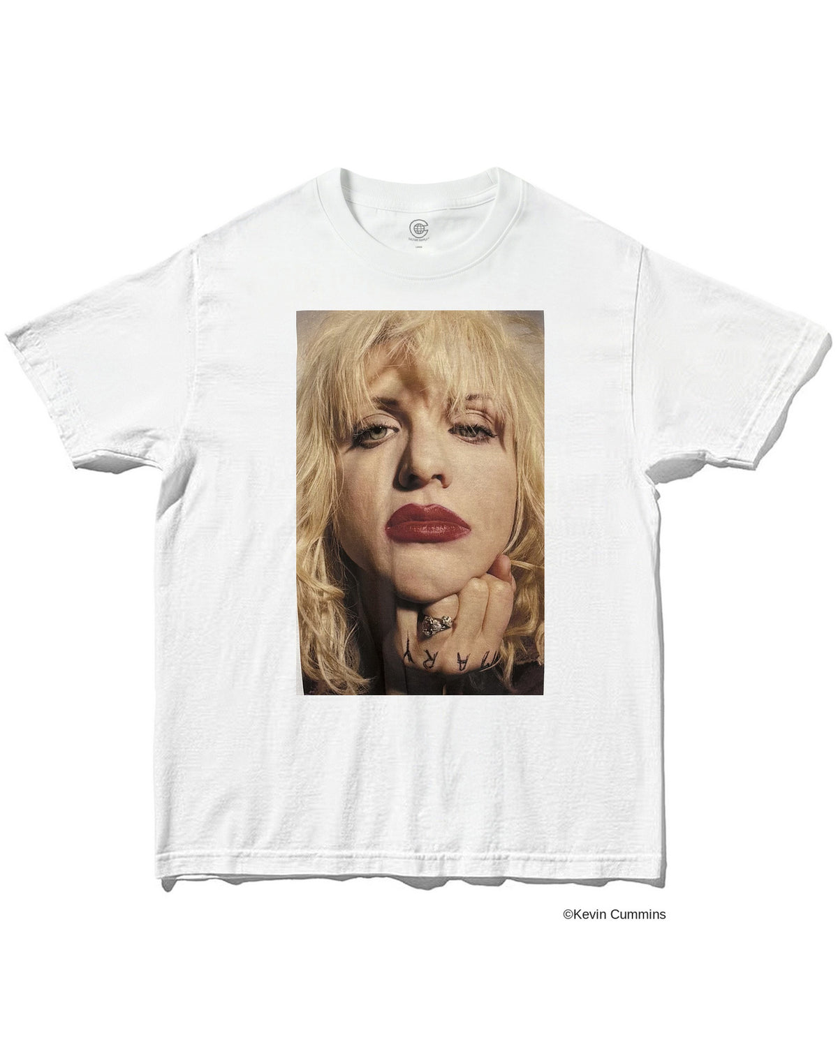 コートニー・ラヴ（Courtney Love）｜Kevin Cummins撮影のポートレートをプリントしたフォトTシャツ ホワイト