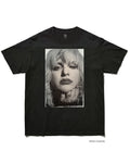 コートニー・ラヴ（Courtney Love）｜Kevin Cummins撮影のモノクロポートレートをプリントしたフォトTシャツ ブラック