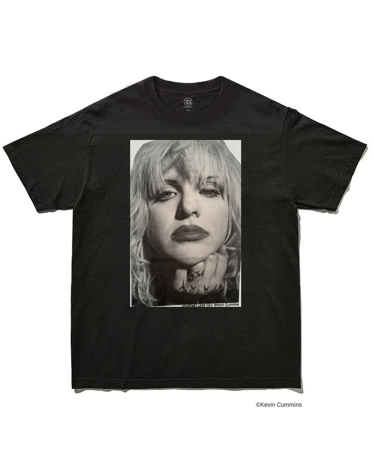 コートニー・ラヴ（Courtney Love）｜Kevin Cummins撮影のモノクロポートレートをプリントしたフォトTシャツ ブラック
