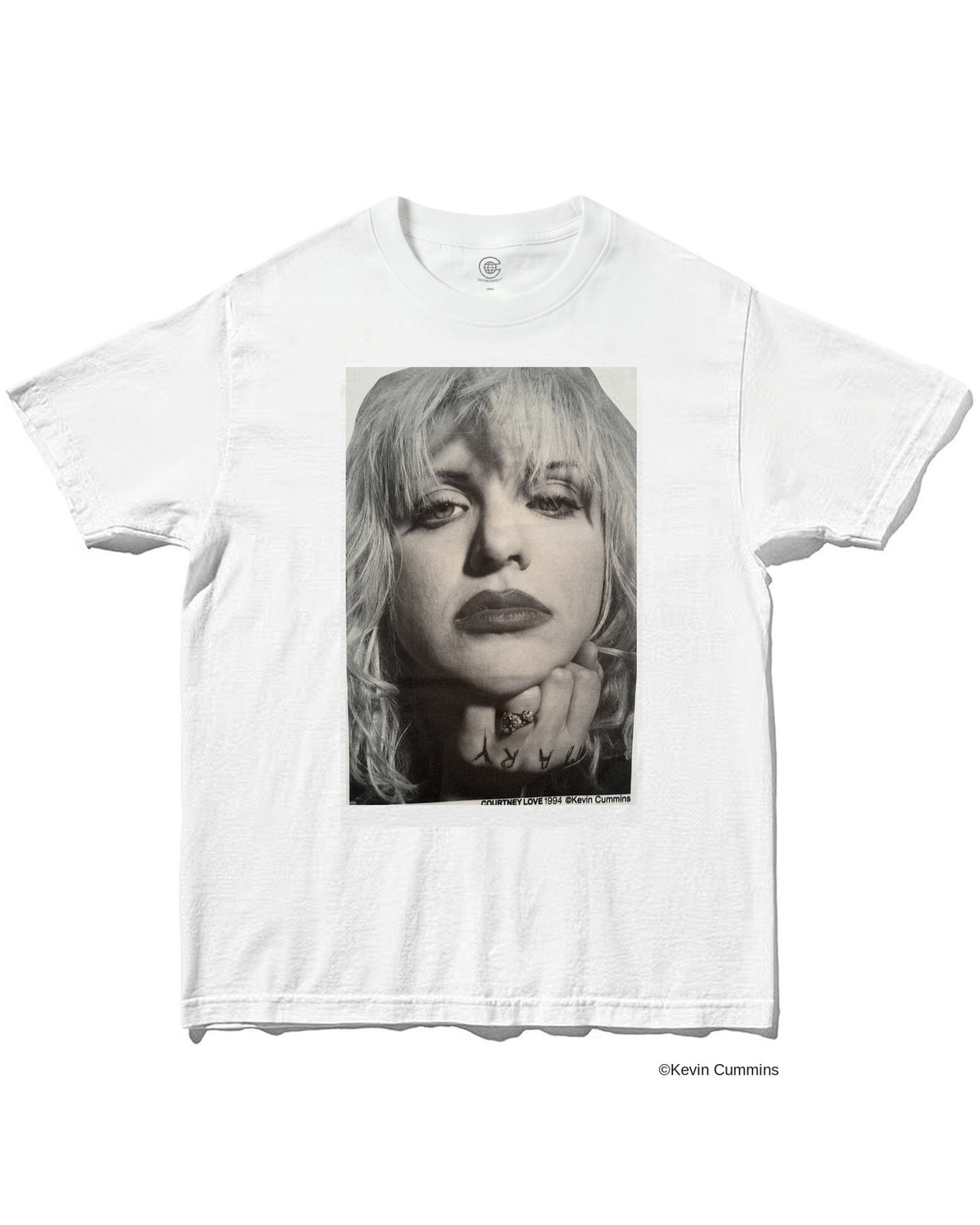 コートニー・ラヴ（Courtney Love）｜Kevin Cummins撮影のモノクロポートレートをプリントしたフォトTシャツ ホワイト